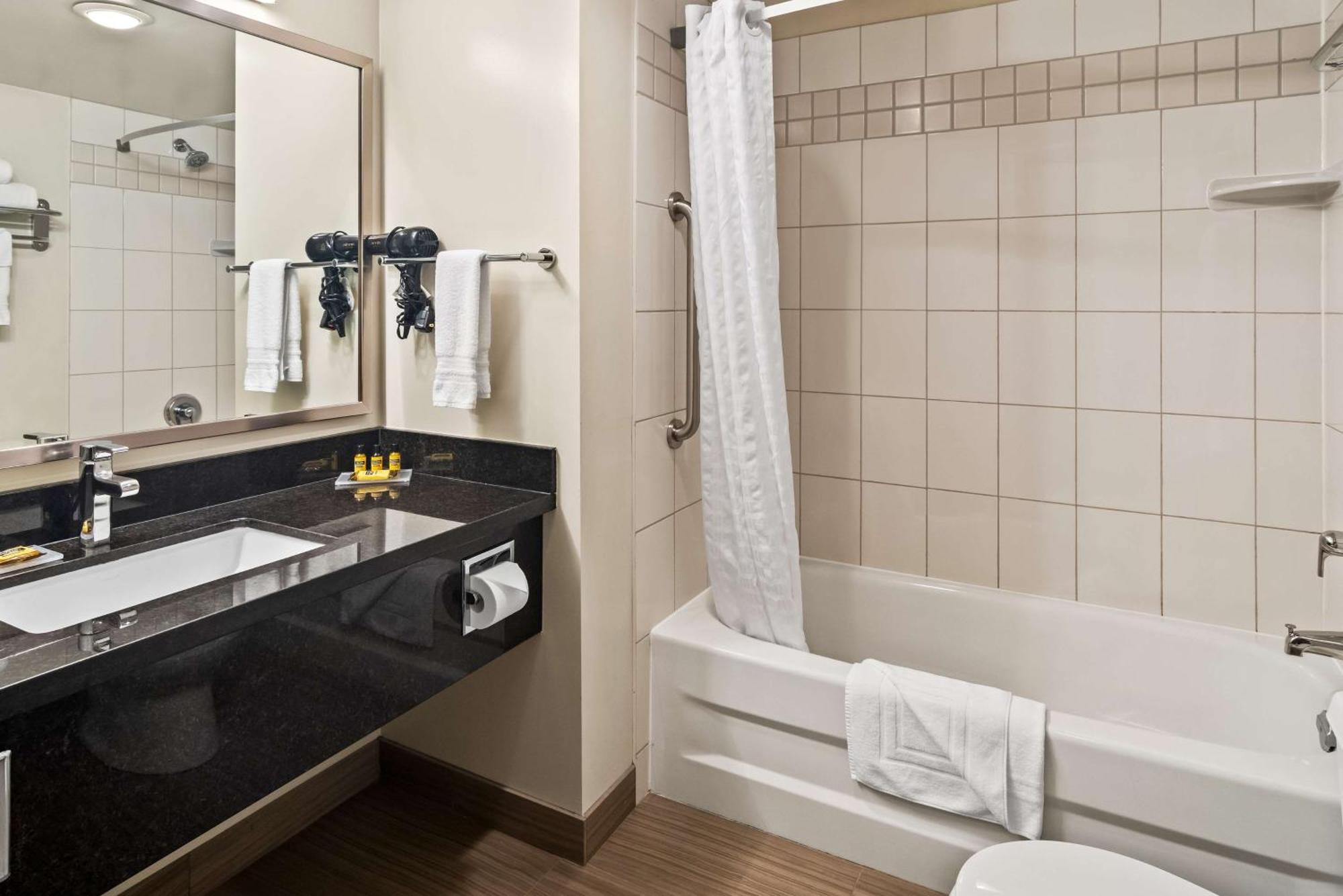 Best Western Plus Pitt Meadows Inn & Suites Buitenkant foto