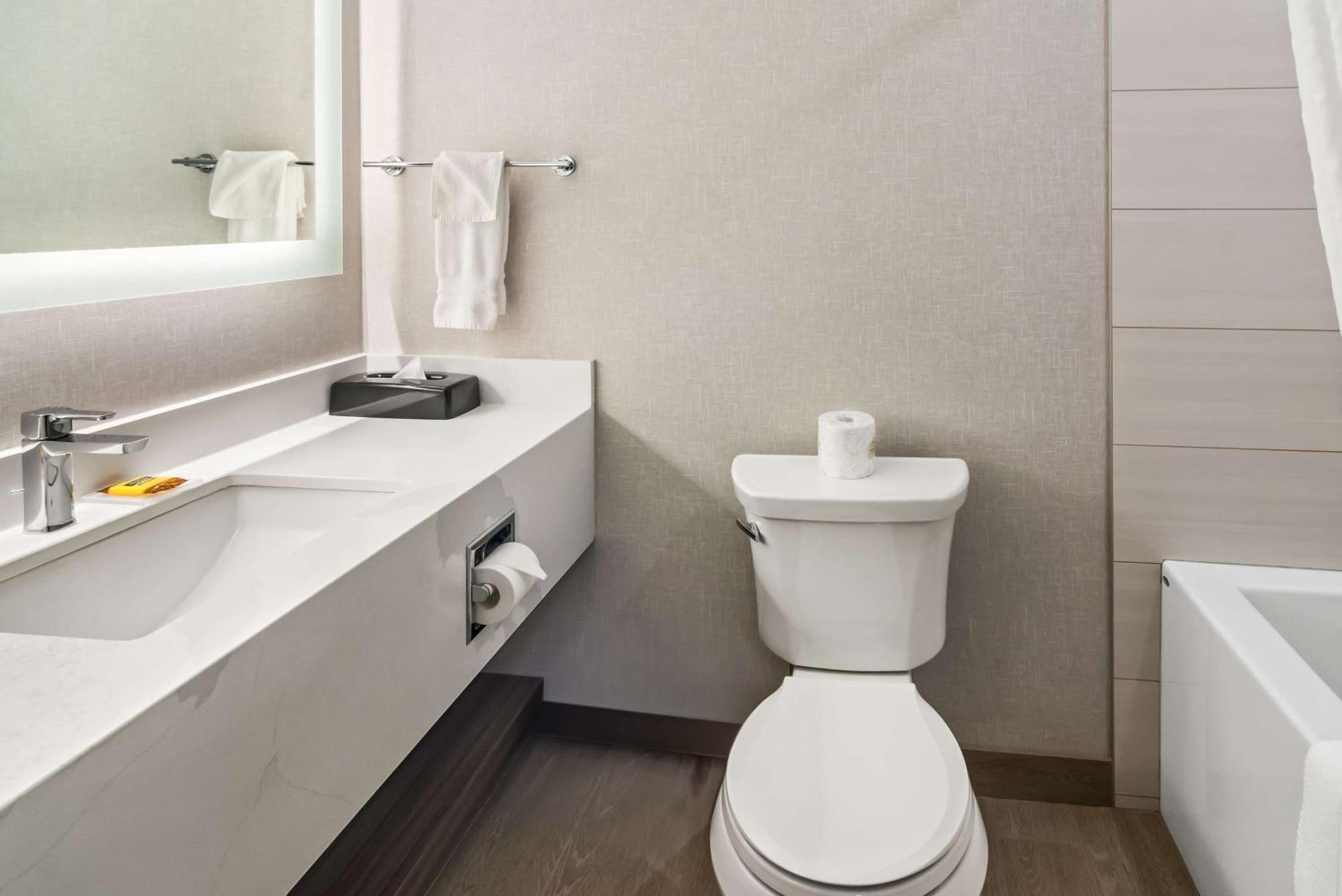Best Western Plus Pitt Meadows Inn & Suites Buitenkant foto