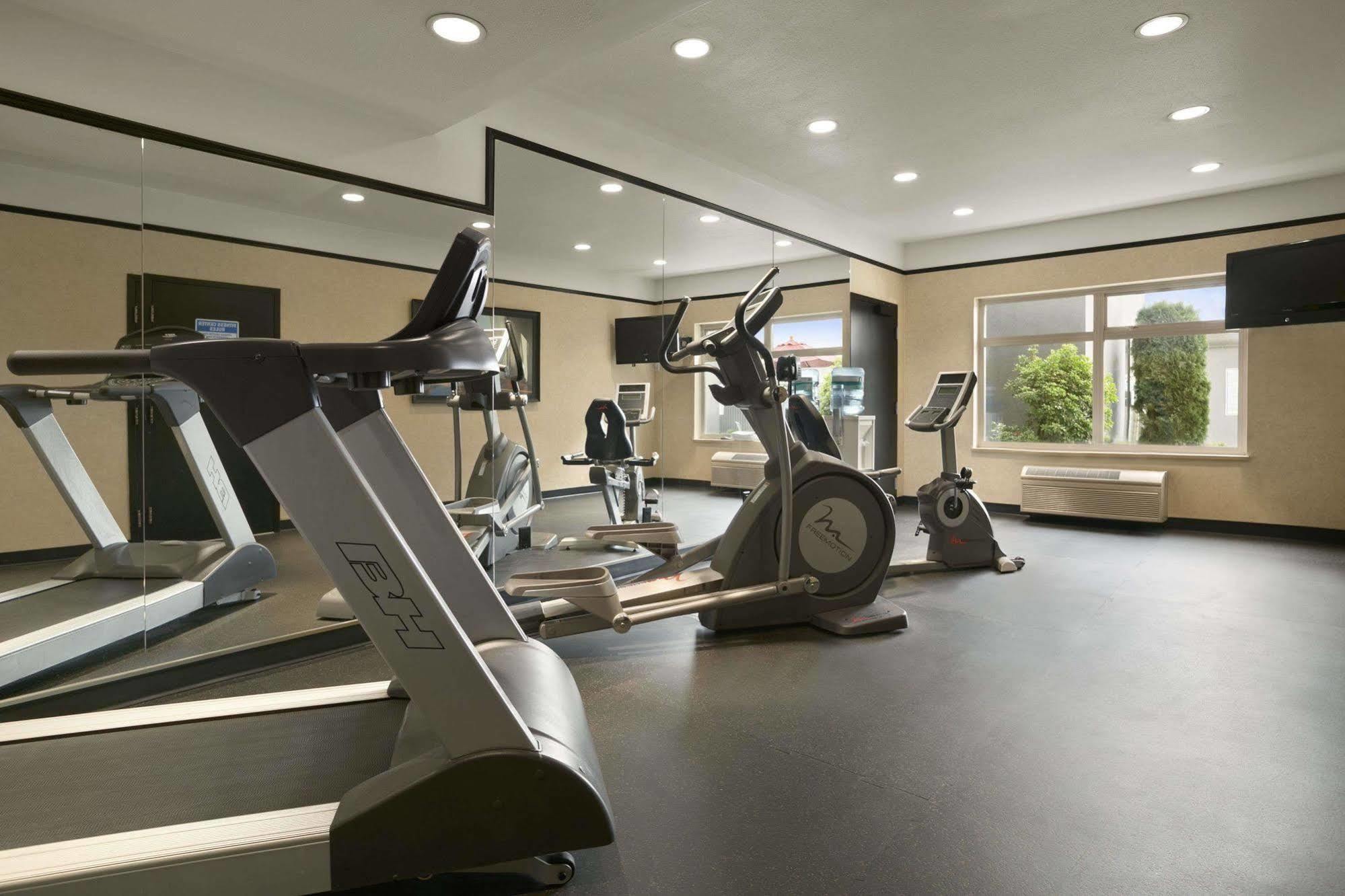 Best Western Plus Pitt Meadows Inn & Suites Buitenkant foto